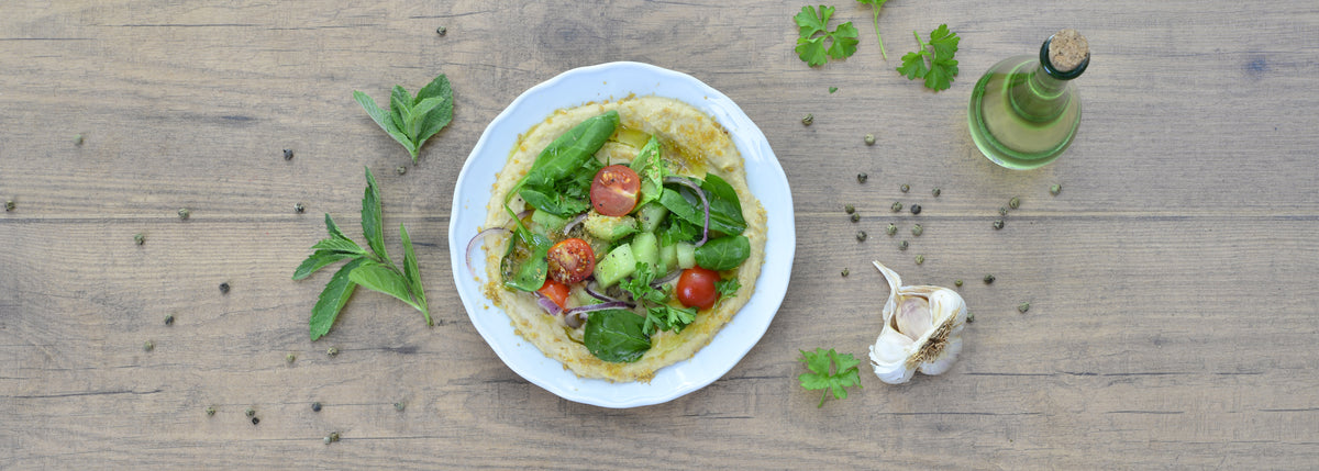 Hummus se semínky a salátem – videorecept