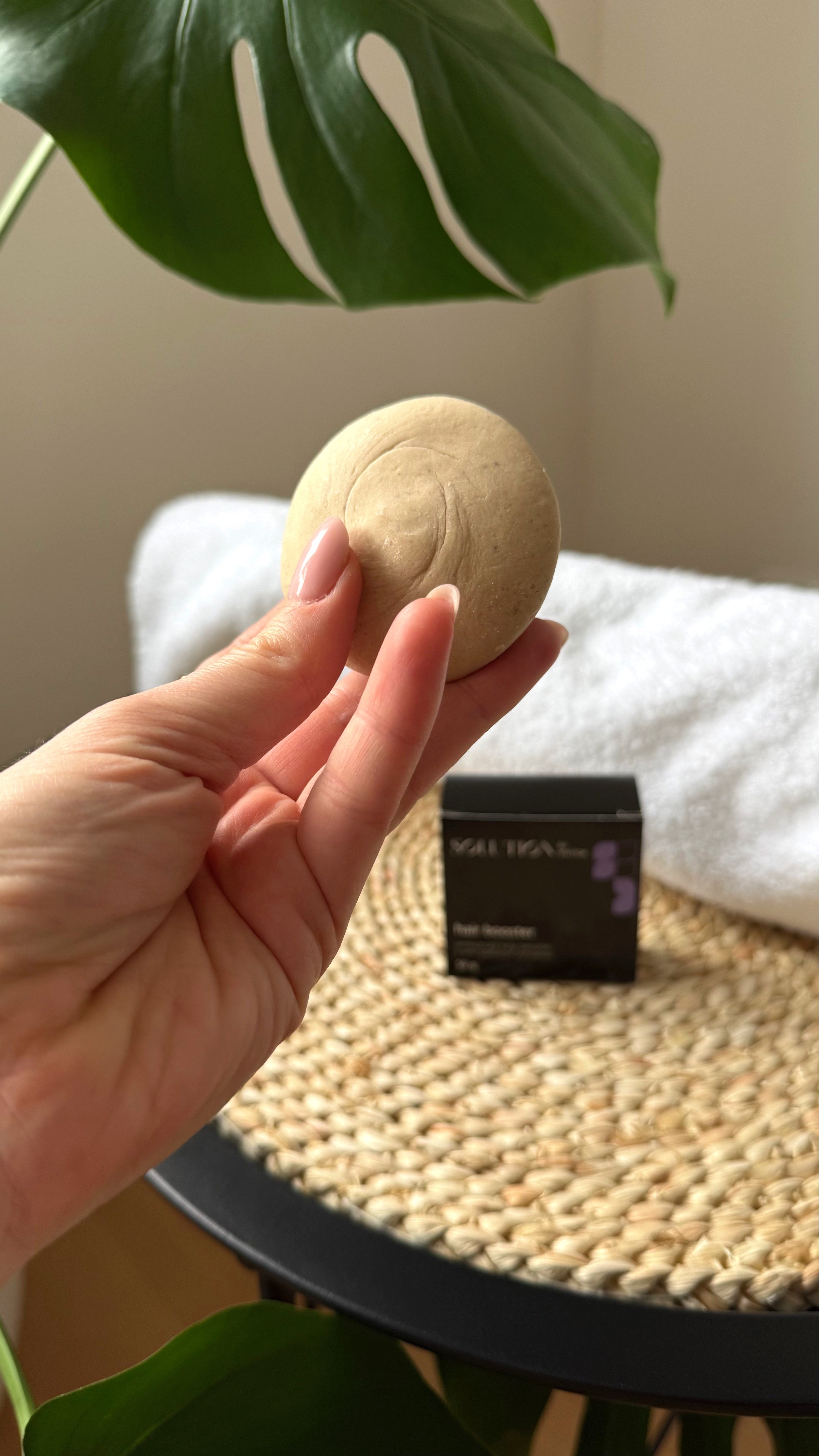 Kvitok Solution Prebiotický tuhý šampon s anti-pollution ochranou Hair Booster (50 g)