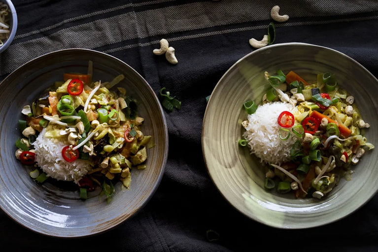Asijský wok s kari-kokosovo-arašídovou omáčkou a basmati rýží