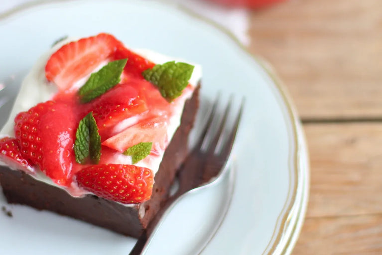 Brownie koláč s jahodami a mátou