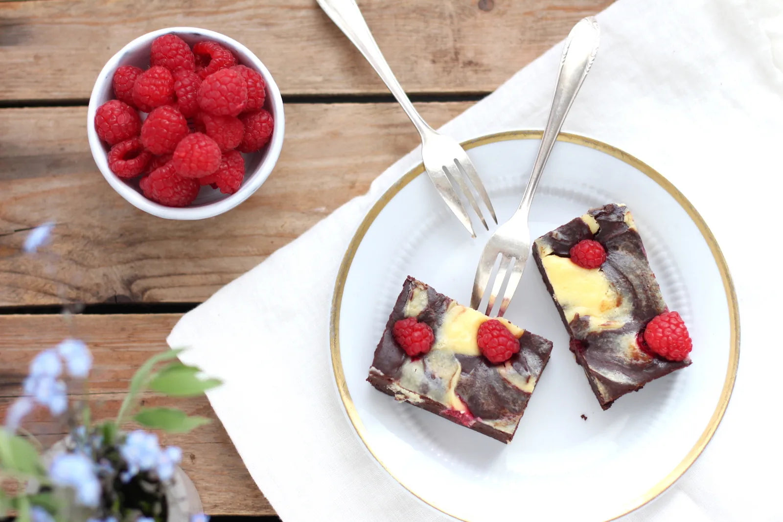 Brownies s cheesecake náplní a malinami