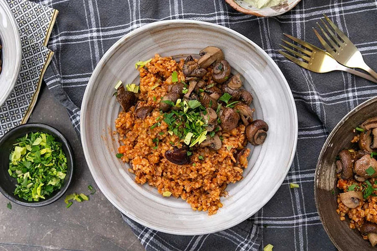Bulgurovo-špaldový pilaf s jogurtovou omáčkou