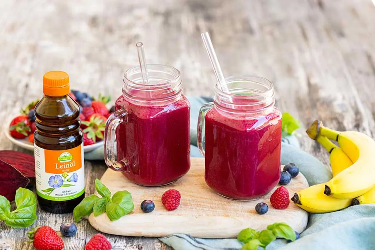 Červené smoothie s bobulovým ovocem a lněným olejem
