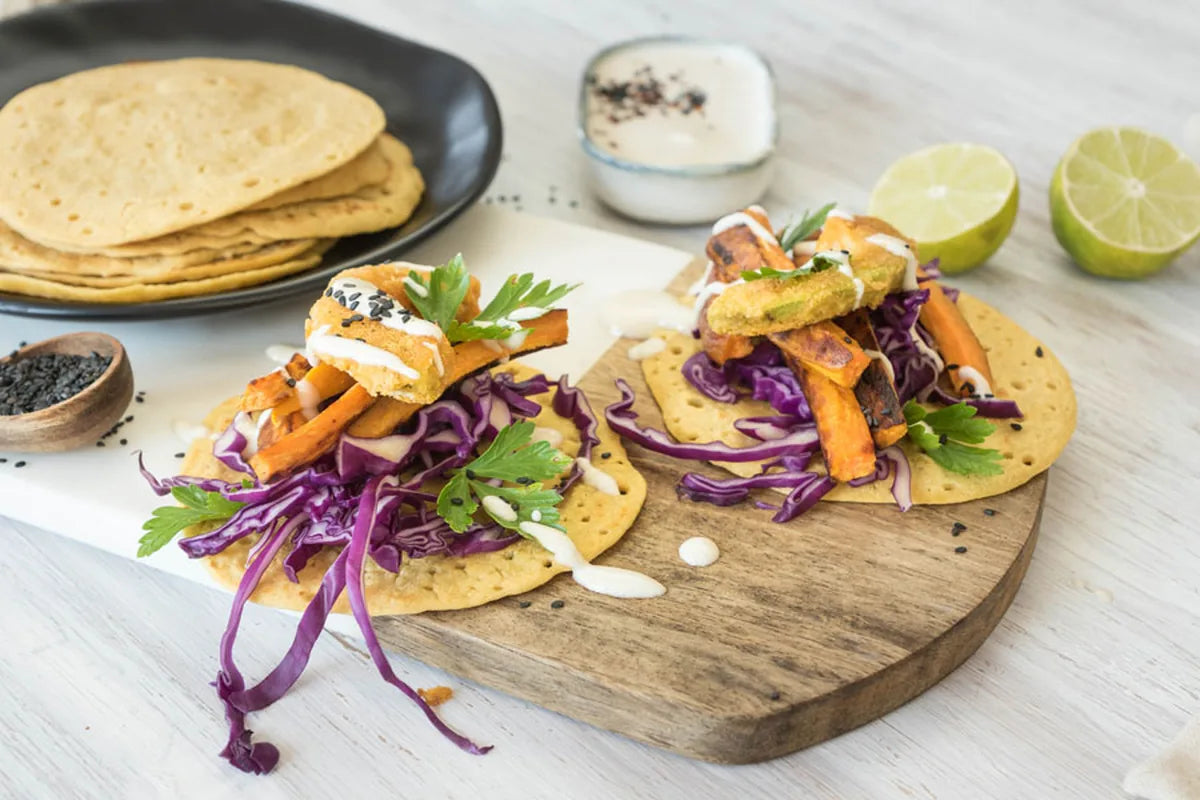 Duhová tacos s cizrnovou moukou a tahini