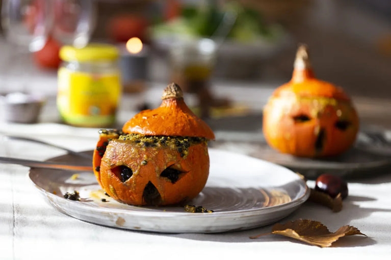 Halloweenská dýně hokkaido plněná čočkou beluga a uzeným tofu