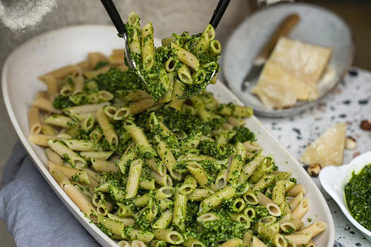 Kadeřávkové pesto s lískovými oříšky