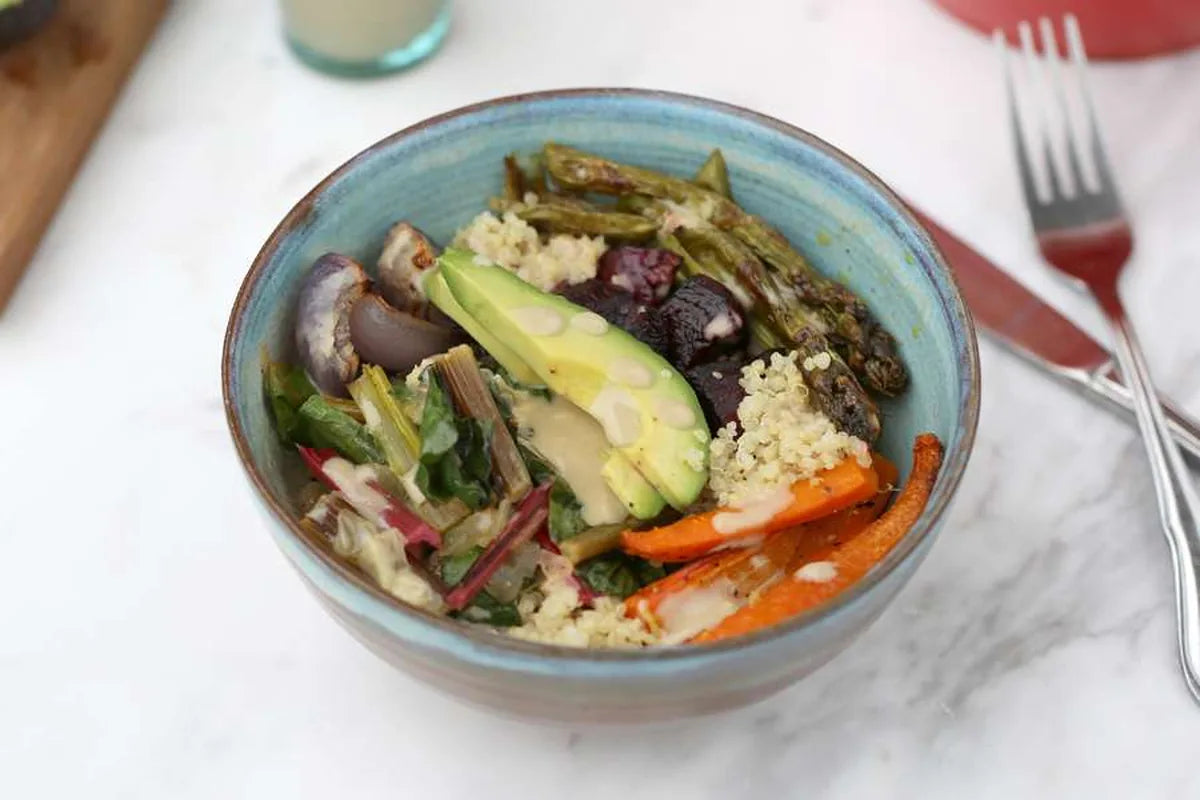 Lunch bowl s pečenou zeleninou, restovaným mangoldem, quinoou a avokádem