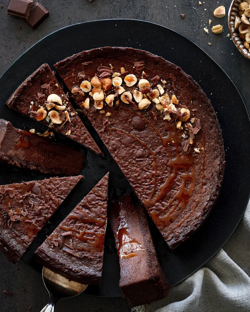 Nugátový cheesecake s karamelem a lískovými oříšky