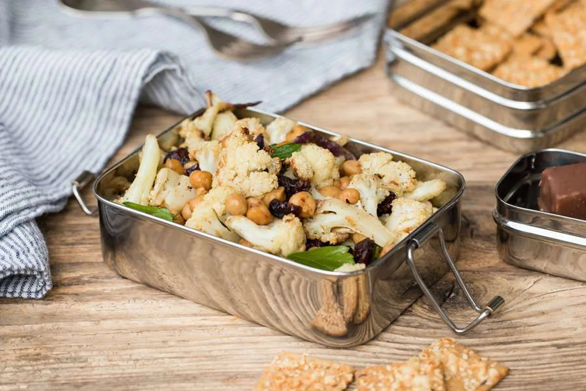 Pečený květákový salát s cizrnou, brusinkami a citronovým tahini