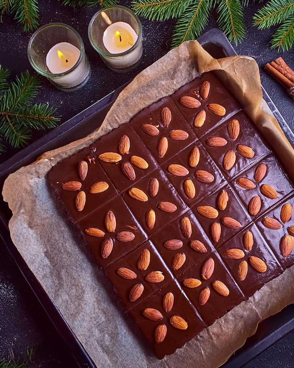 Perník z plechu s hořkou ganache a mandlemi
