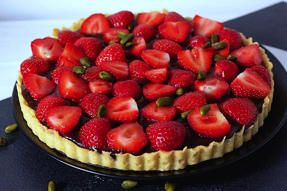 Pistáciovo-jahodová tarta s hořkou ganache