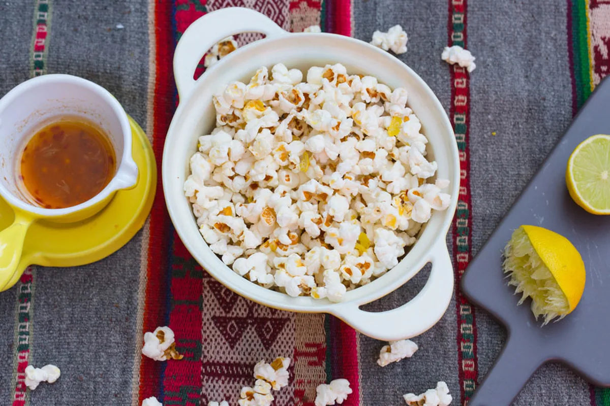 Popcorn s příchutí limetky, kajenského pepře a chilli