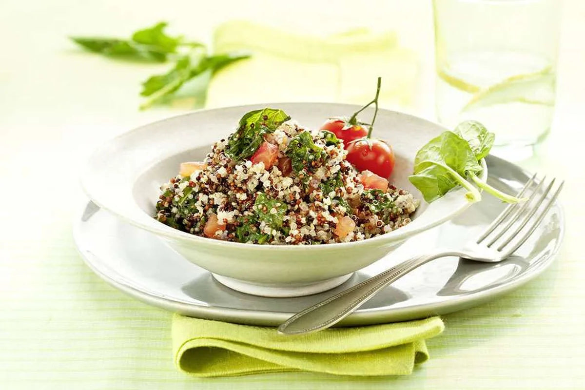Quinoa rizoto s rajčaty, špenátem a sýrem