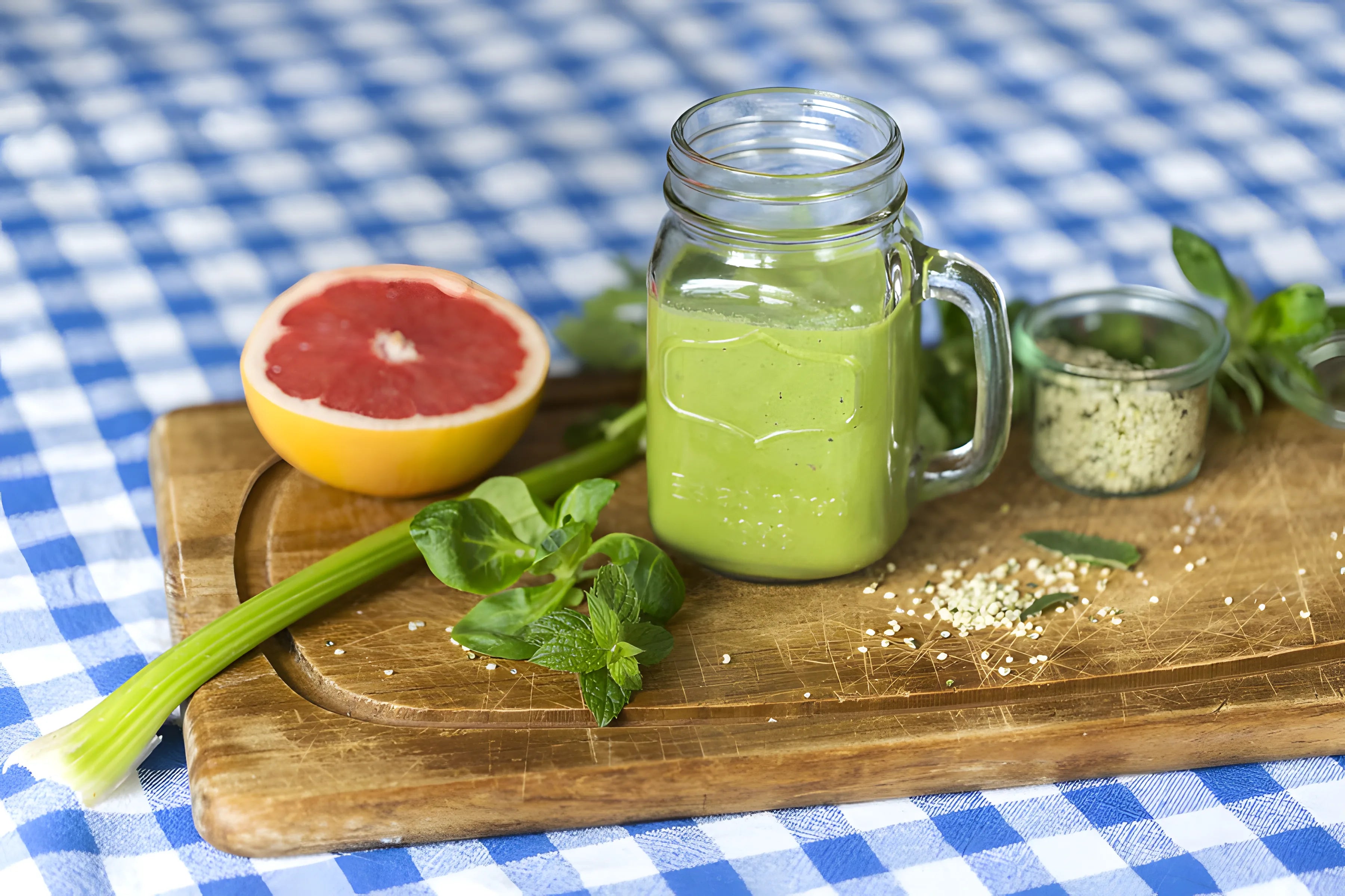 Smoothie s polníčkem, konopnými semínky a grapefruitem