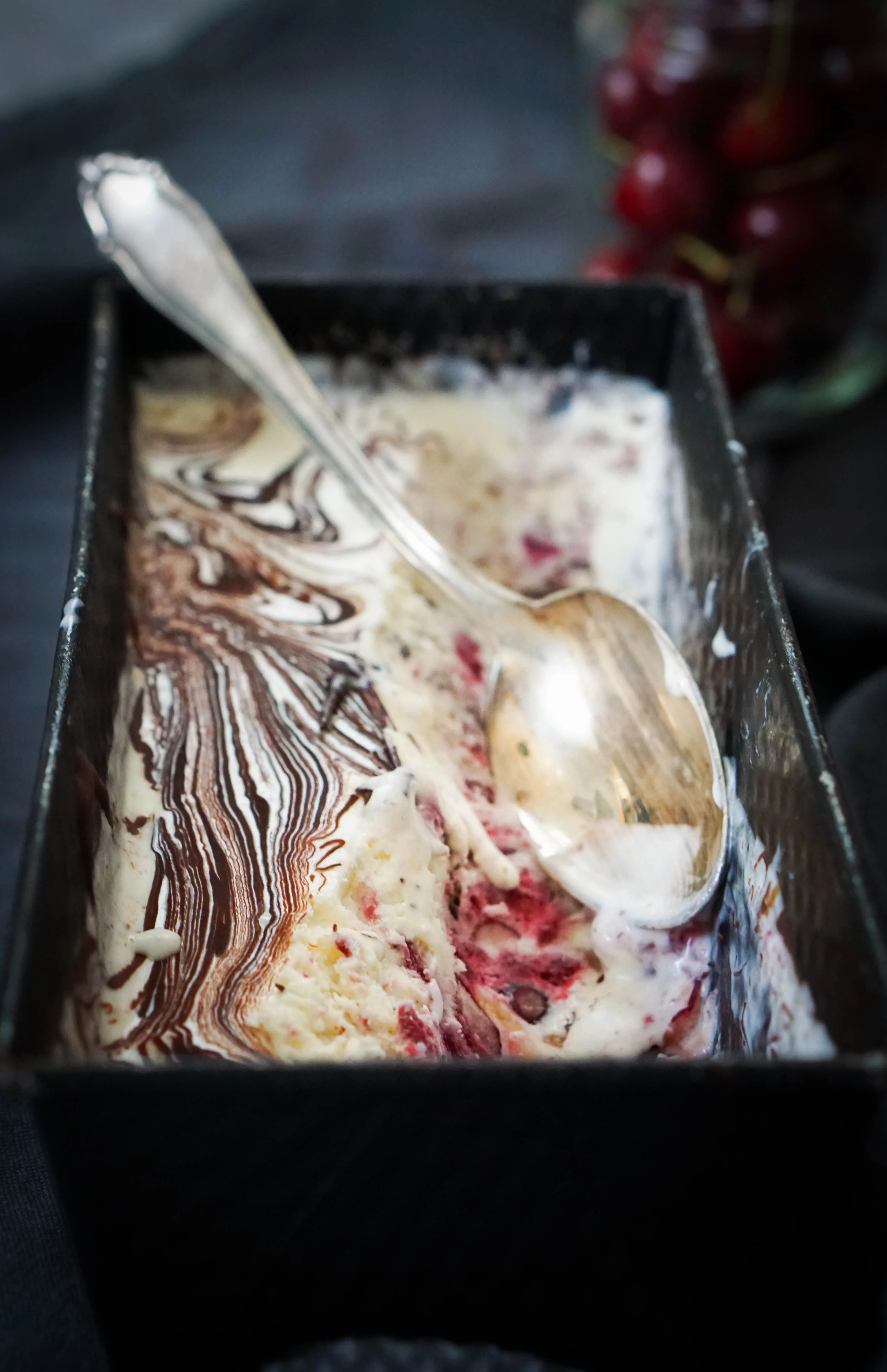 Stracciatella zmrzlina s třešněmi