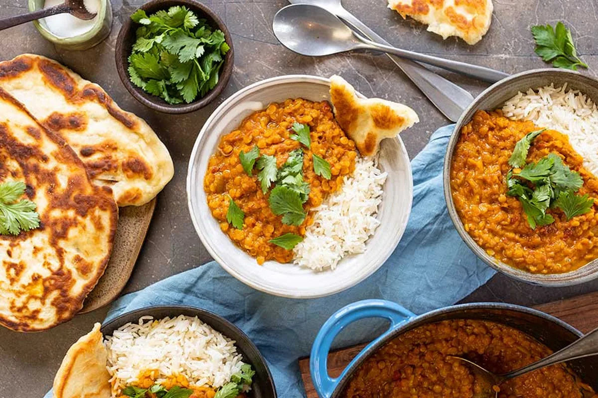 Teplé čočkové dal s naan chlebem a rýží